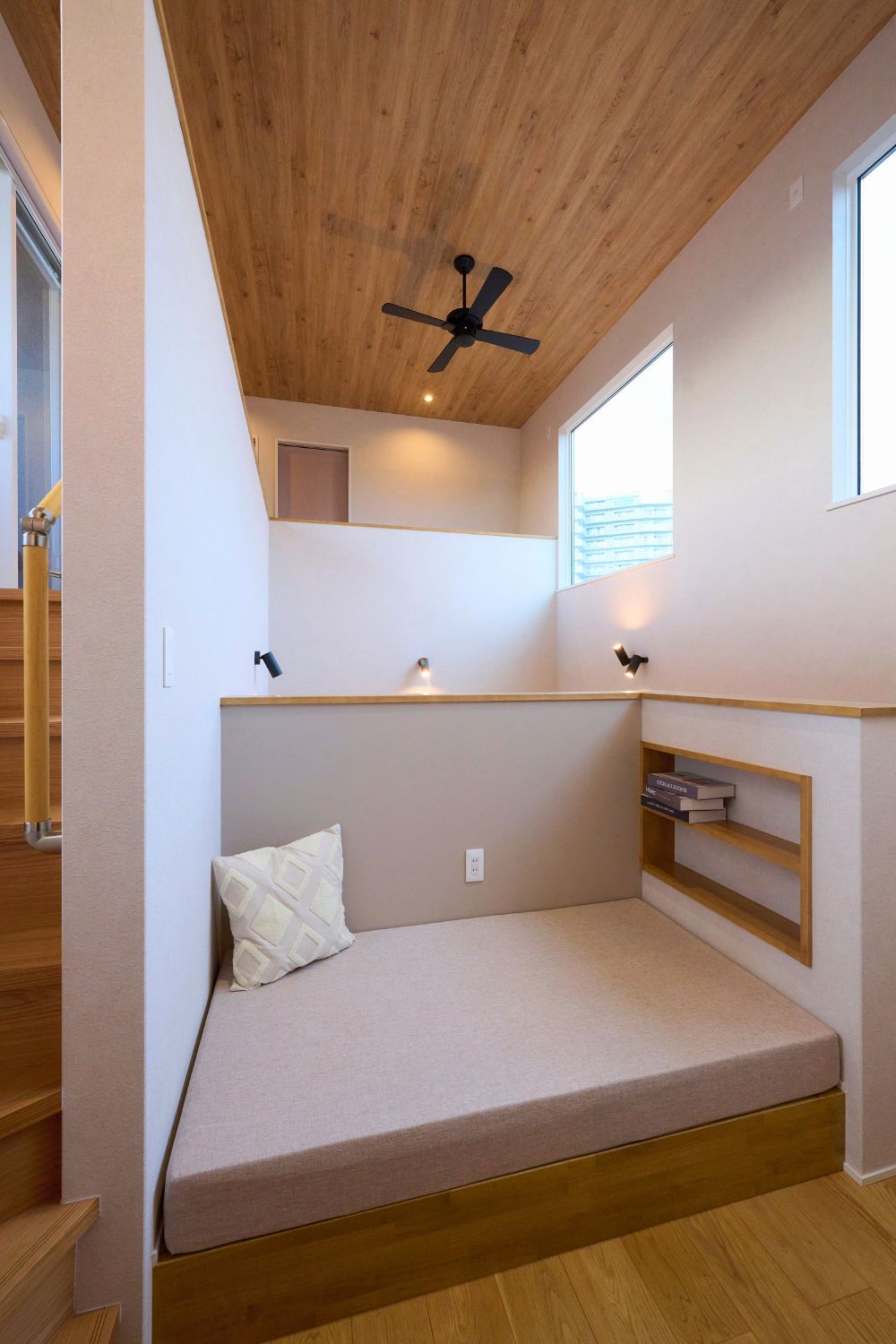 階段の踊り場を活用したスタディコーナーの画像